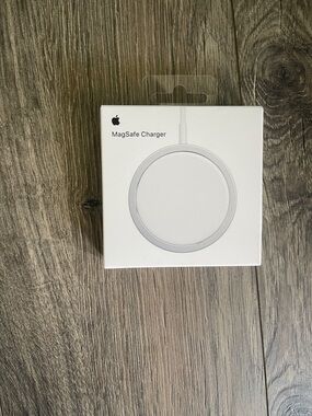 Apple MagSafe Wireless Charger - White and Silver